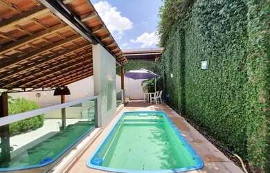 Imagem: A casa possui 4 Dormitórios, 3 Banheiros, 2 Vagas na garagem