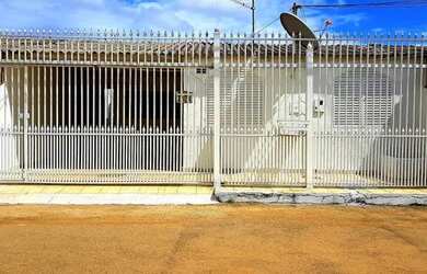 Imagem: A casa possui 2 Dormitórios, 1 Banheiro, 2 Vagas na garagem