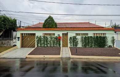 Imagem: A casa possui 4 Dormitórios, 2 Banheiros, 4 Vagas na garagem