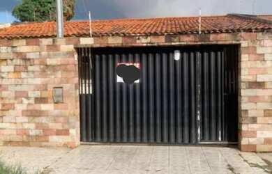 Imagem: A casa possui 2 Dormitórios, 2 Banheiros, 3 Vagas na garagem