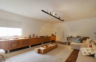 Imagem: A casa possui 4 Dormitórios, 3 Banheiros, 3 Vagas na garagem