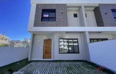 Imagem: A casa possui 3 Dormitórios, 4 Banheiros, 2 Vagas na garagem