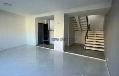 Imagem: A casa possui 4 Dormitórios, 5 Banheiros, 2 Vagas na garagem