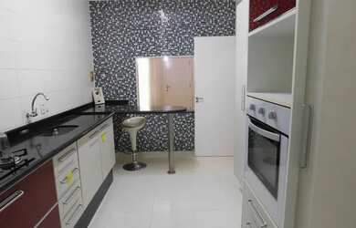 Imagem: A casa possui 3 Dormitórios, 3 Banheiros, 4 Vagas na garagem