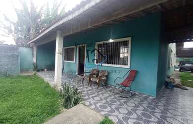 Imagem: A casa possui 4 Dormitórios, 2 Banheiros, 4 Vagas na garagem