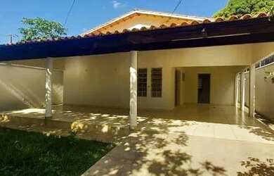 Imagem: A casa possui 3 Dormitórios, 1 Banheiro, 2 Vagas na garagem