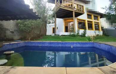 Imagem: A casa possui 4 Dormitórios, 3 Banheiros, 1 Vaga na garagem