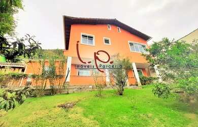 Imagem: A casa possui 4 Dormitórios, 4 Banheiros, 2 Vagas na garagem