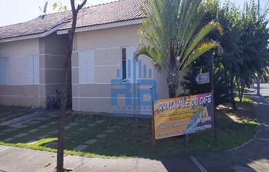 Imagem: A casa possui 2 Dormitórios, 1 Banheiro, 2 Vagas na garagem