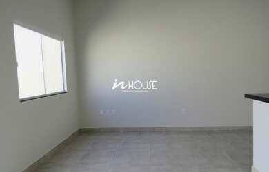 Imagem: A casa possui 2 Dormitórios, 1 Banheiro, 2 Vagas na garagem