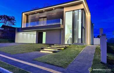 Imagem: A casa em condomínio possui 4 Dormitórios, 4 Banheiros, 4