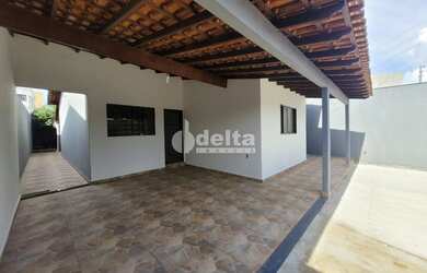 Imagem: A casa possui 3 Dormitórios, 2 Banheiros, 2 Vagas na garagem