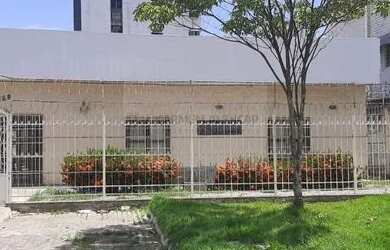 Imagem: A casa possui 3 Dormitórios, 2 Banheiros, 3 Vagas na garagem