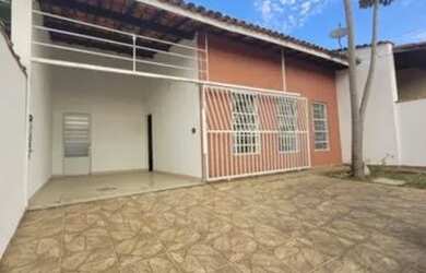 Imagem: A casa possui 3 Dormitórios, 1 Banheiro, 2 Vagas na garagem