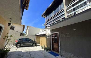 Imagem: A casa possui 3 Dormitórios, 2 Banheiros, 2 Vagas na garagem