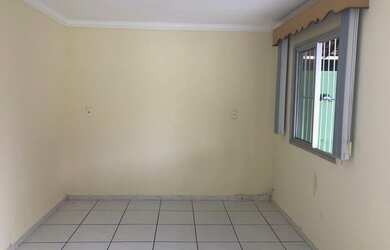 Imagem: A casa possui 3 Dormitórios, 2 Banheiros, 1 Vaga na garagem