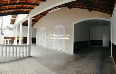 Imagem: A casa possui 3 Dormitórios, 2 Banheiros, 2 Vagas na garagem