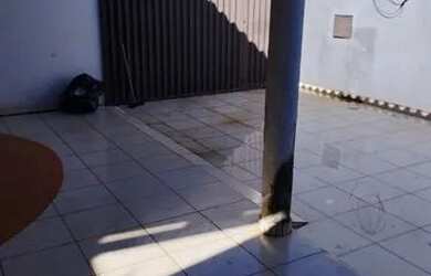 Imagem: A casa possui 2 Dormitórios, 1 Banheiro, 3 Vagas na garagem