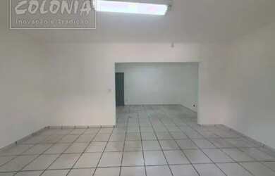 Imagem: O depósito possui 3 Vagas na garagem, 382m² de Área e está