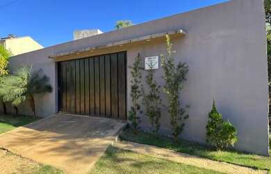 Imagem: A casa possui 3 Dormitórios, 3 Banheiros, 3 Vagas na garagem