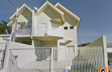 Imagem: A casa possui 3 Dormitórios, 1 Banheiro, 2 Vagas na garagem