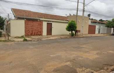 Imagem: A casa possui 3 Dormitórios, 2 Banheiros, 190m² de Área e