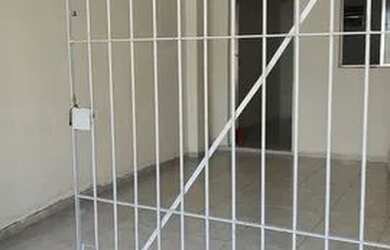 Imagem: A casa possui 3 Dormitórios, 2 Banheiros, 1 Vaga na garagem