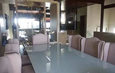 Imagem: A casa possui 4 Dormitórios, 4 Banheiros, 2 Vagas na garagem