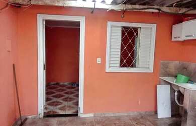 Imagem: A casa possui 2 Dormitórios, 1 Banheiro, 1 Vaga na garagem