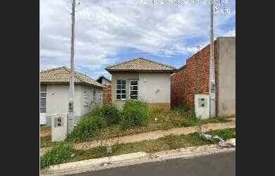 Imagem: A casa possui 2 Dormitórios, 1 Banheiro, 1 Vaga na garagem