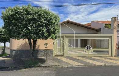 Imagem: A casa possui 3 Dormitórios, 3 Banheiros, 4 Vagas na garagem