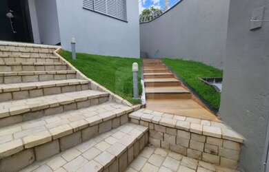 Imagem: A casa possui 4 Dormitórios, 5 Banheiros, 5 Vagas na garagem