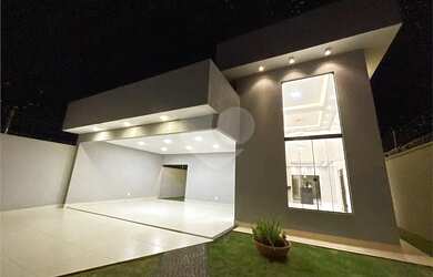 Imagem: A casa possui 3 Dormitórios, 2 Banheiros, 5 Vagas na garagem