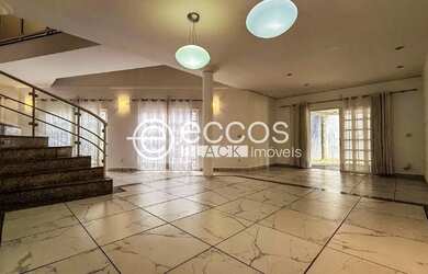 Imagem: A casa possui 4 Dormitórios, 4 Banheiros, 4 Vagas na garagem