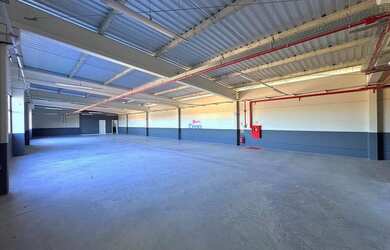 Imagem: O depósito possui 5 Vagas na garagem, 300m² de Área e está