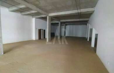 Imagem: O depósito possui 318m² de Área e está localizado em Santo