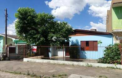 Imagem: A casa possui 4 Dormitórios, 2 Banheiros, 2 Vagas na garagem