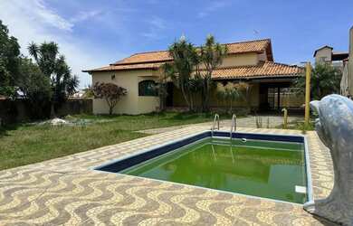 Imagem: A casa possui 3 Dormitórios, 2 Banheiros, 1.000m² de Área