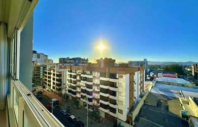 Imagem 4: Apartamento 3 dormitórios mobiliado e decorado alto padrão no Centro...