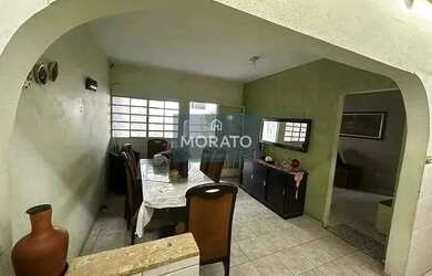 Imagem: A casa possui 3 Dormitórios, 2 Banheiros, 5 Vagas na garagem