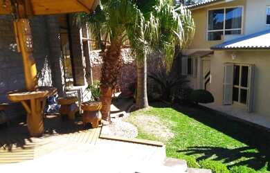 Imagem: A casa possui 4 Dormitórios, 4 Banheiros, 4 Vagas na garagem