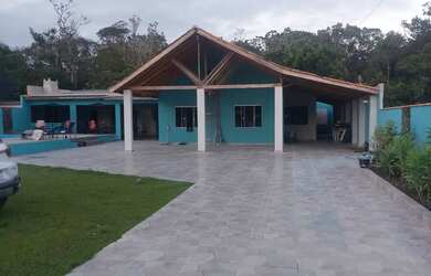 Imagem: A casa possui 5 Dormitórios, 3 Banheiros, 4 Vagas na garagem