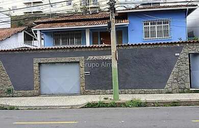 Imagem: A casa possui 4 Dormitórios, 4 Banheiros, 4 Vagas na garagem