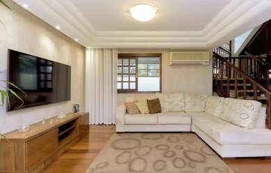 Imagem: A casa possui 3 Dormitórios, 2 Banheiros, 4 Vagas na garagem