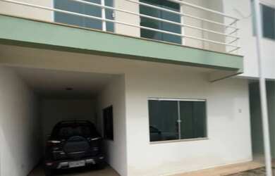 Imagem: A casa possui 3 Dormitórios, 3 Banheiros, 2 Vagas na garagem