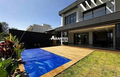 Imagem: A casa em condomínio possui 4 Dormitórios, 5 Banheiros, 4