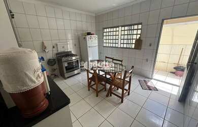 Imagem: A casa possui 5 Dormitórios, 2 Banheiros, 3 Vagas na garagem