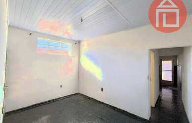 Imagem: A casa possui 2 Dormitórios, 1 Banheiro, 65m² de Área e Varanda