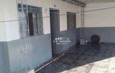 Imagem: A casa possui 2 Dormitórios, 1 Banheiro, 2 Vagas na garagem