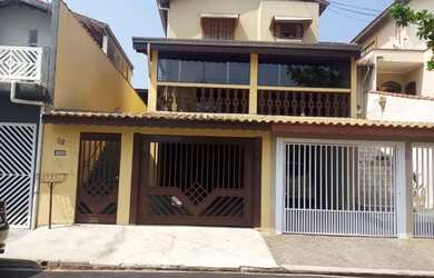 Imagem: A casa possui 3 Dormitórios, 1 Banheiro, 2 Vagas na garagem